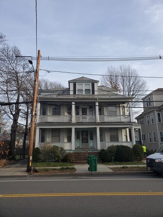 672 Centre St, Unit #1 in Newton, MA - Foto de edificio