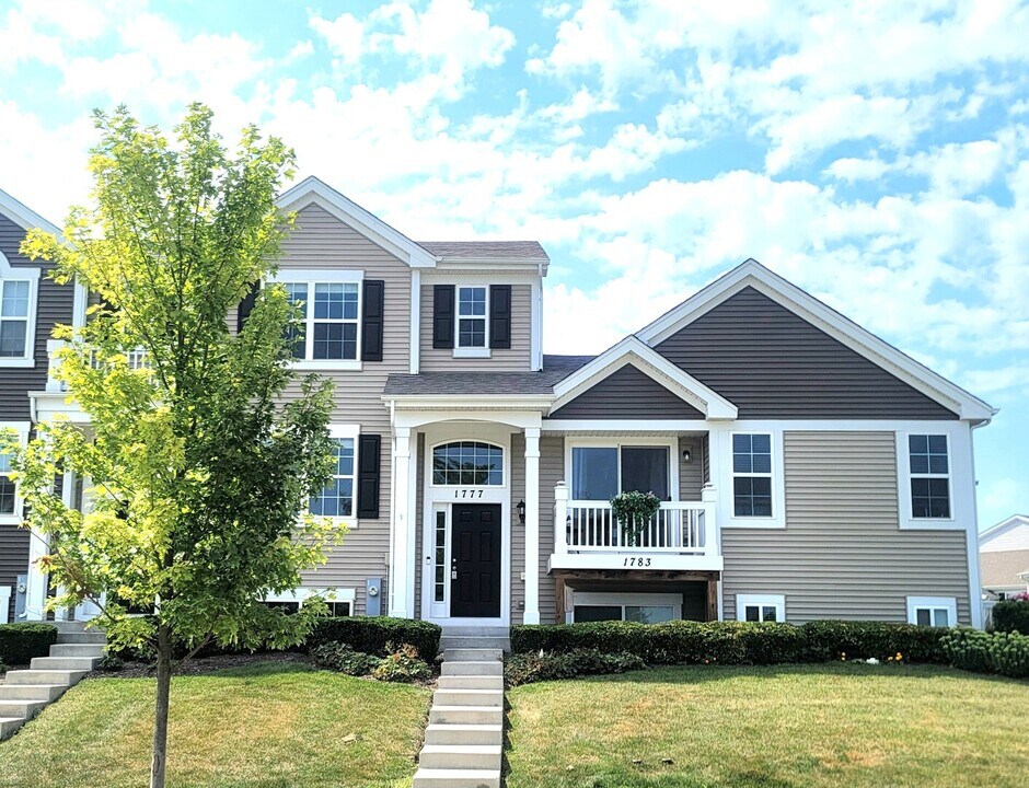 1777 Spinnaker St in Pingree Grove, IL - Building Photo