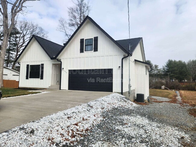 808 Maybank Dr in Hendersonville, NC - Building Photo - Building Photo