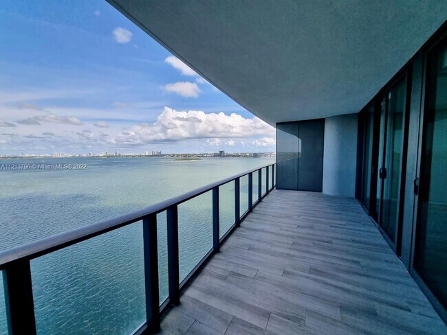 3131 NE 7th Ave, Unit 1703 in Miami, FL - Building Photo - Building Photo