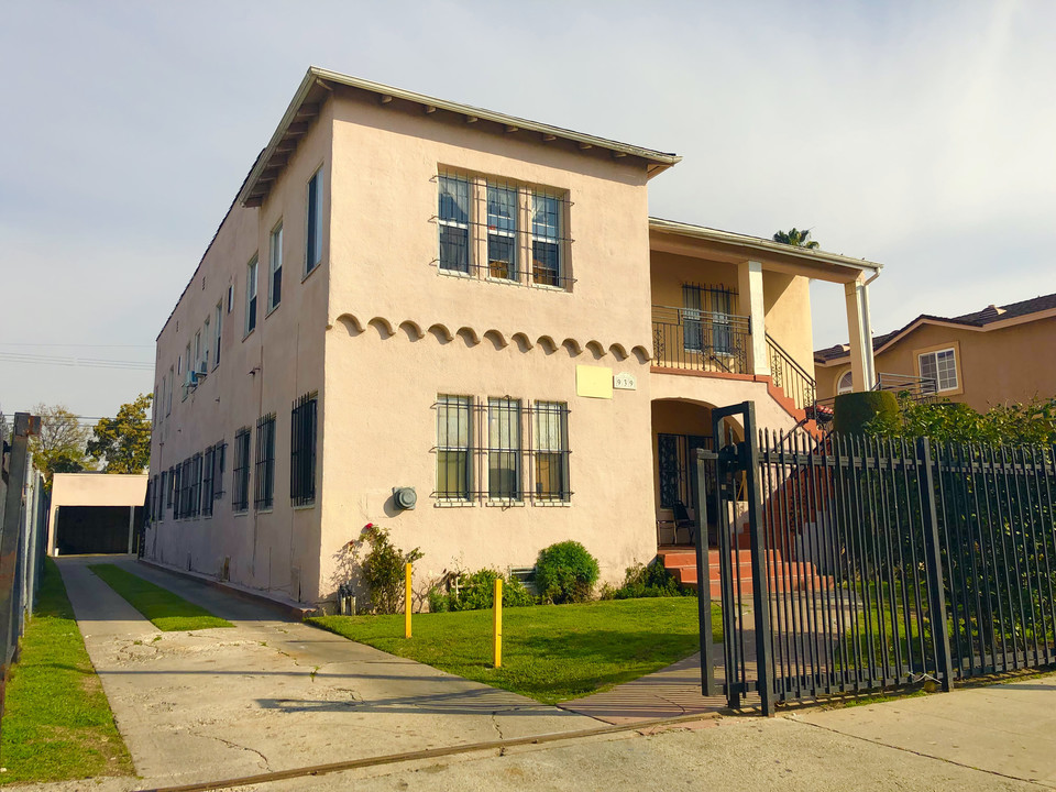 939 W 66th St in Los Angeles, CA - Building Photo