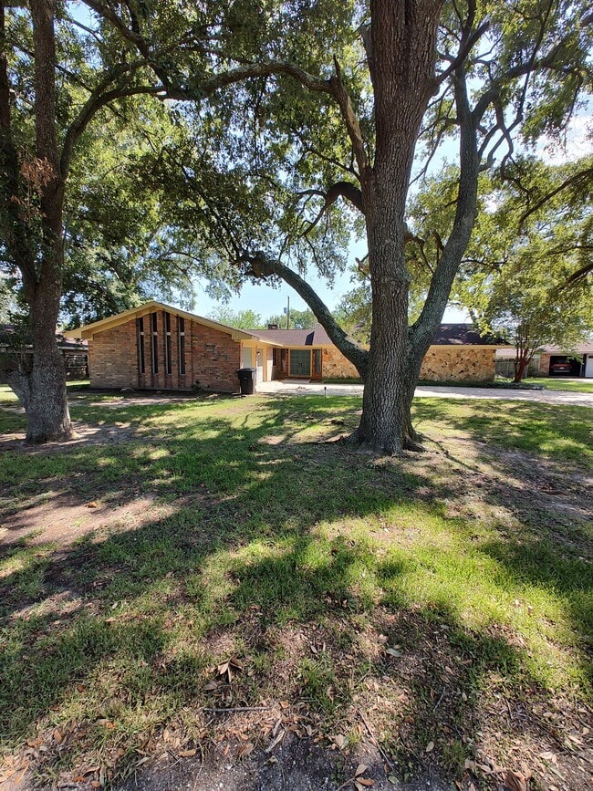 1717 29th St in Nederland, TX - Foto de edificio - Building Photo