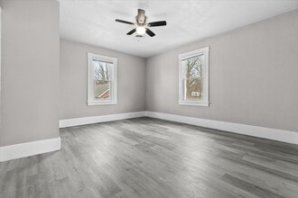 1301 Pine St in Highland, IL - Building Photo - Building Photo