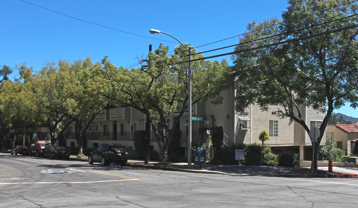 576 E Verdugo Ave in Burbank, CA - Building Photo