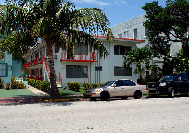 Regina Apartments in Miami Beach, FL - Foto de edificio - Building Photo