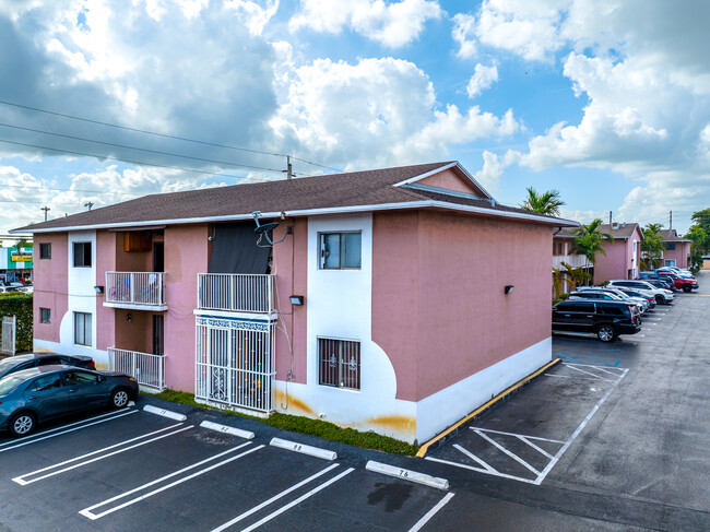 Villamore in Hialeah, FL - Building Photo - Building Photo