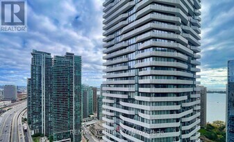 100 Harbour St in Toronto, ON - Building Photo