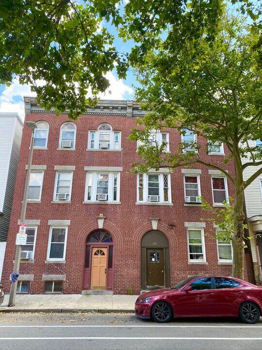 211 Chelsea St, Unit 1 in Boston, MA - Foto de edificio