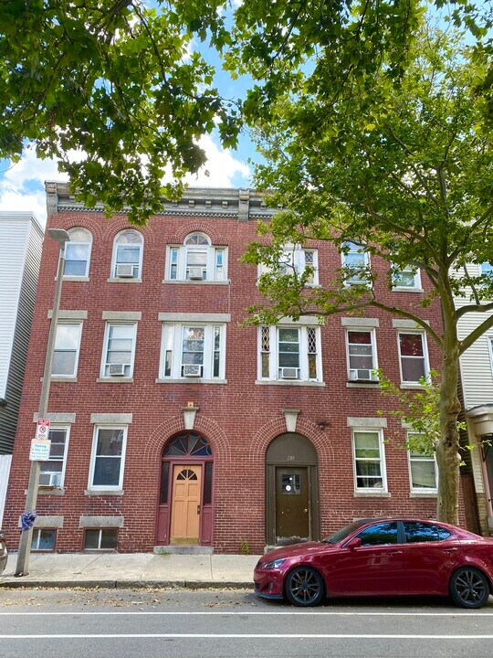 211 Chelsea St, Unit 1 in Boston, MA - Building Photo