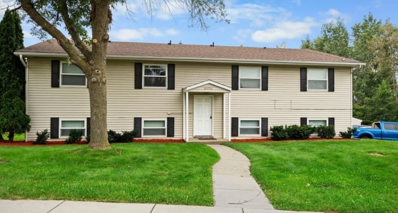 16953 Garcia Way W, Unit 1 in Rosemount, MN - Building Photo