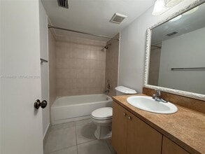155 Lakeview Dr, Unit 101 in Weston, FL - Building Photo - Building Photo
