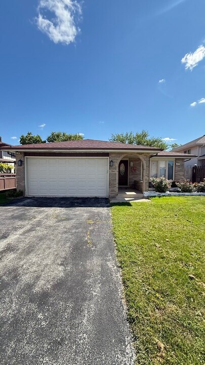 14631 Knox Ave in Midlothian, IL - Foto de edificio