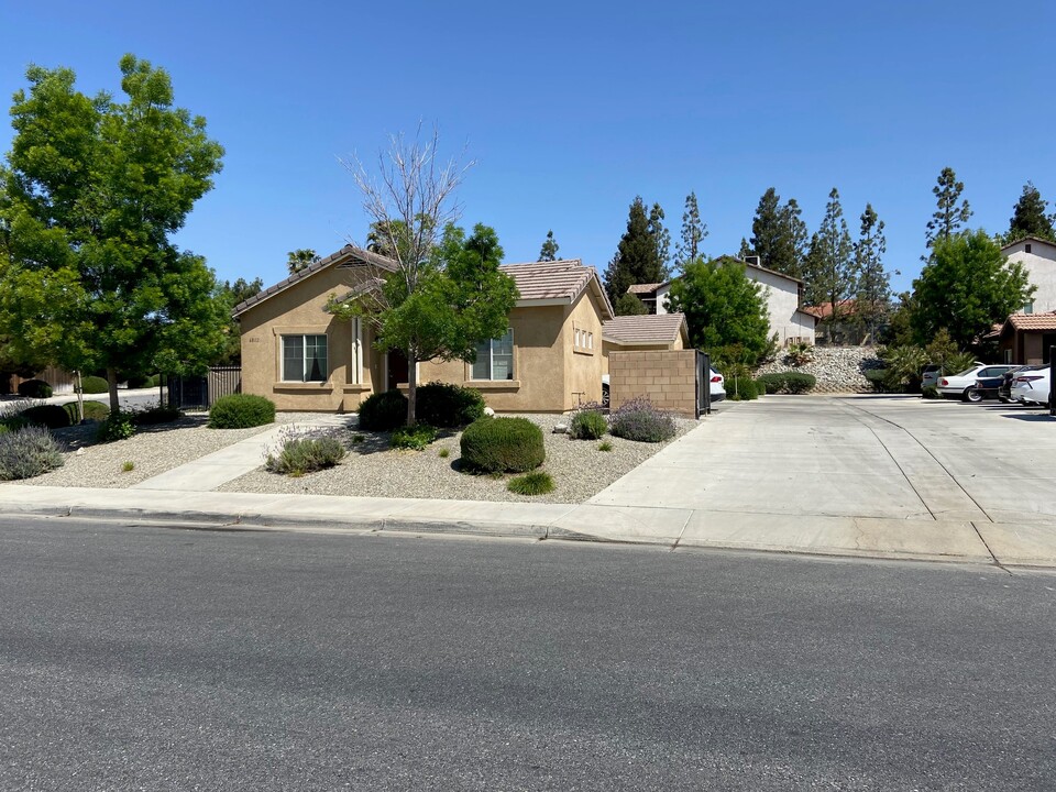 6802 Edgeview Dr in Bakersfield, CA - Building Photo