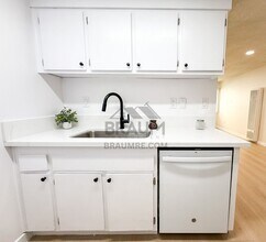 5461 Kester Ave, Unit 118 in Los Angeles, CA - Building Photo - Building Photo