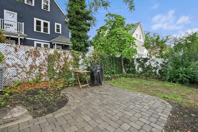 8 Greenleaf Ave in Medford, MA - Building Photo - Building Photo