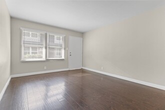 201 E 12th St, Unit 209-02 in Long Beach, CA - Foto de edificio - Building Photo