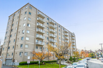 Bay Plaza Gardens in Staten Island, NY - Building Photo - Building Photo