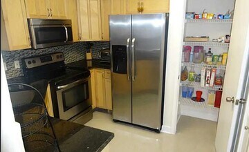 2627 NW 33rd St in Oakland Park, FL - Building Photo - Building Photo