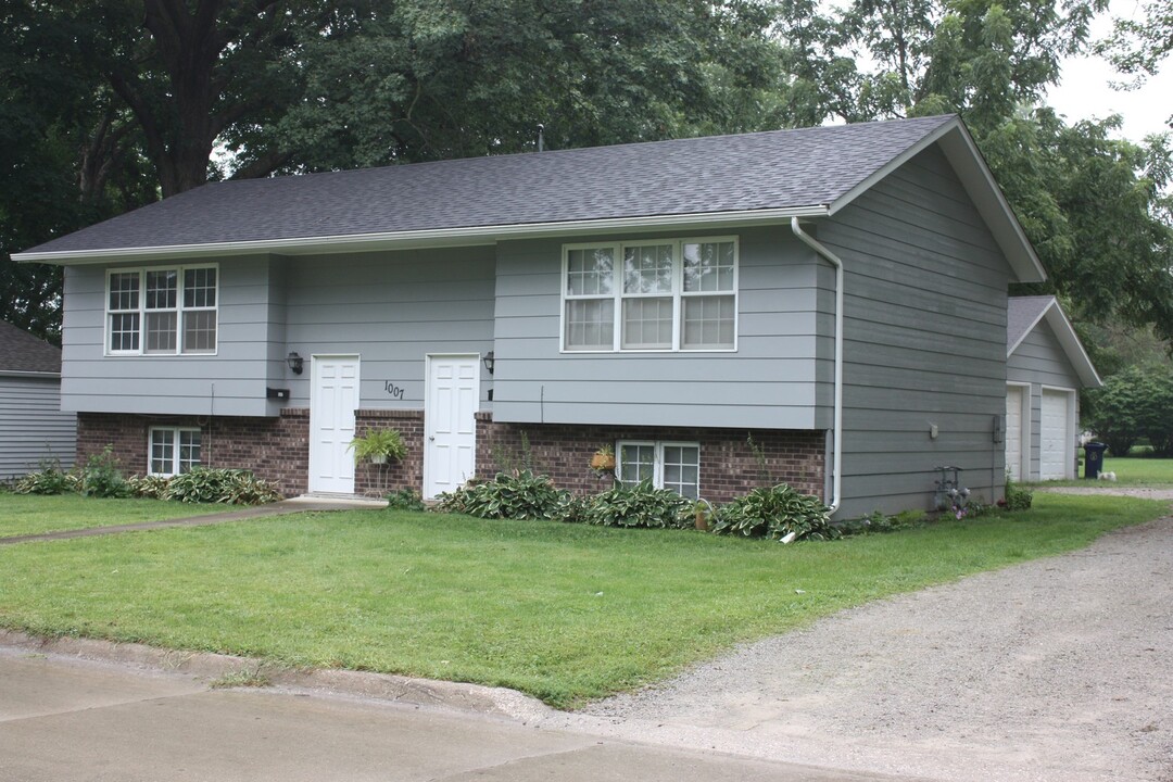 1007 Monroe St in Pella, IA - Foto de edificio