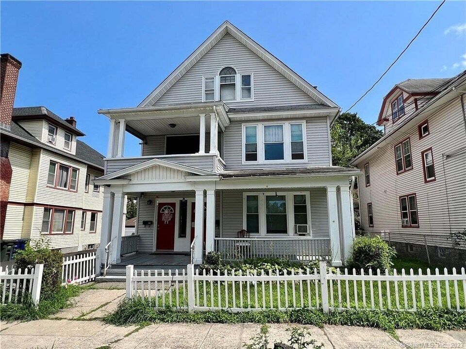 143 Herkimer St in Bridgeport, CT - Building Photo