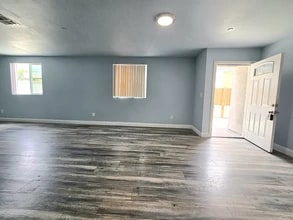 713 W 58th St in Los Angeles, CA - Building Photo - Building Photo