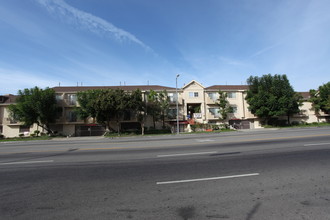 NoVa Townhomes in Canoga Park, CA - Foto de edificio - Building Photo