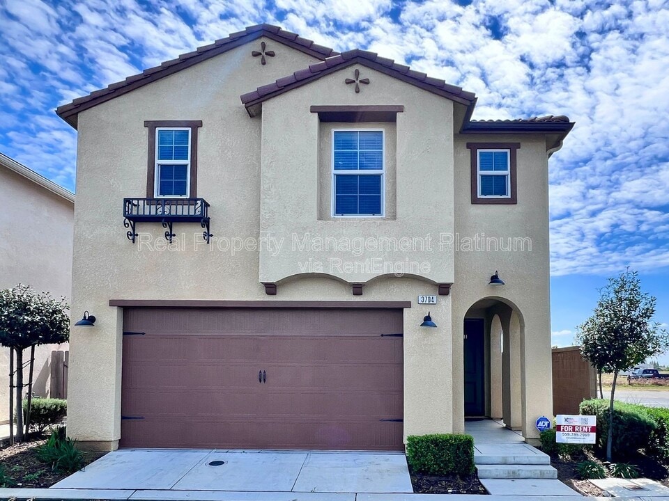 3704 Savant Ln in Clovis, CA - Building Photo