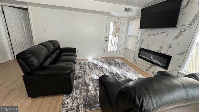 13900 Farnsworth Ln in Upper Marlboro, MD - Building Photo - Building Photo