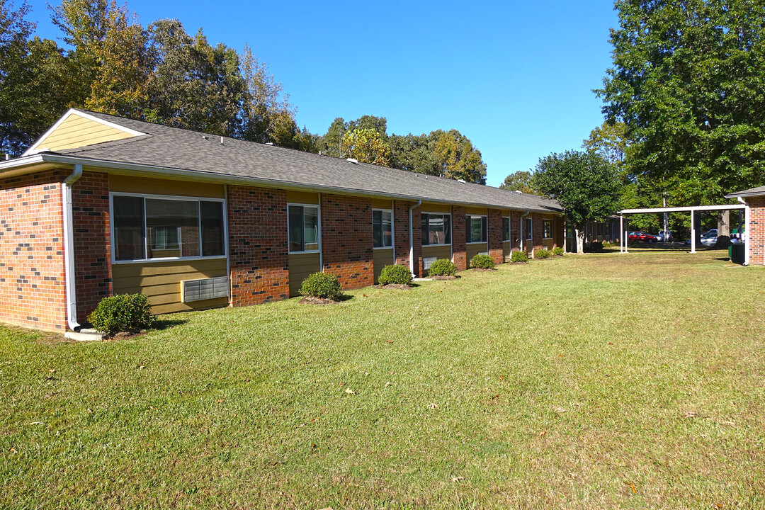 Parsons Cove Apartments in Parsons, TN - Building Photo