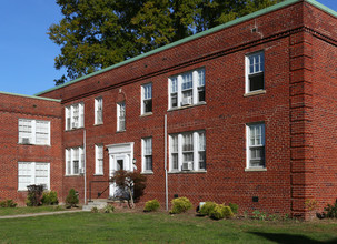 Gunston Hall Apartments in Alexandria, VA - Building Photo - Building Photo