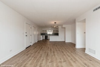 2416 W Foster Ave in Chicago, IL - Building Photo - Building Photo