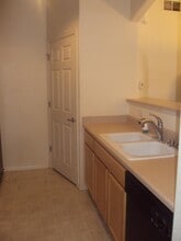 5255 Memphis St, Unit 206 in Denver, CO - Foto de edificio - Building Photo