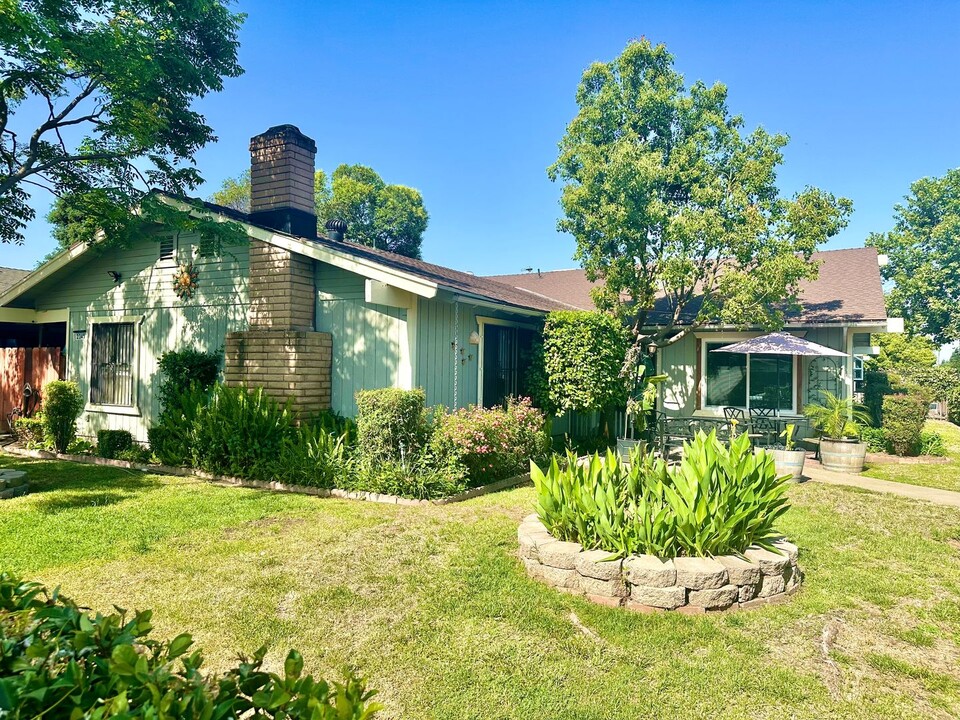 2345 N Vagedes Ave in Fresno, CA - Building Photo