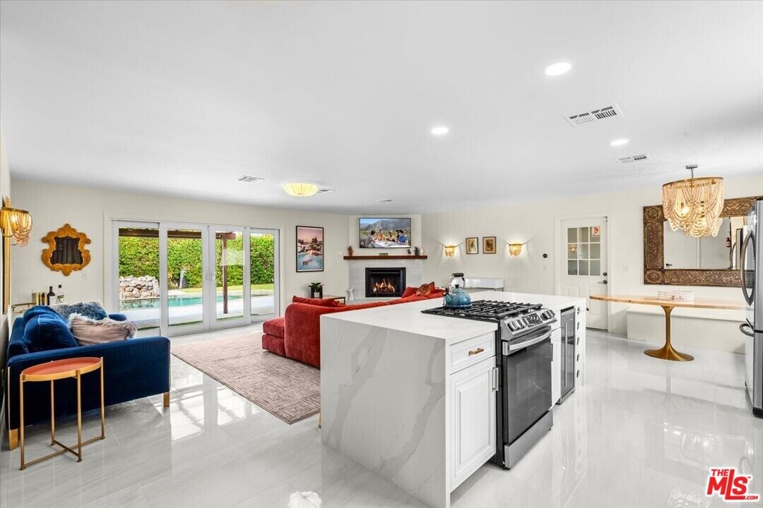 2011 N San Antonio Rd in Palm Springs, CA - Building Photo