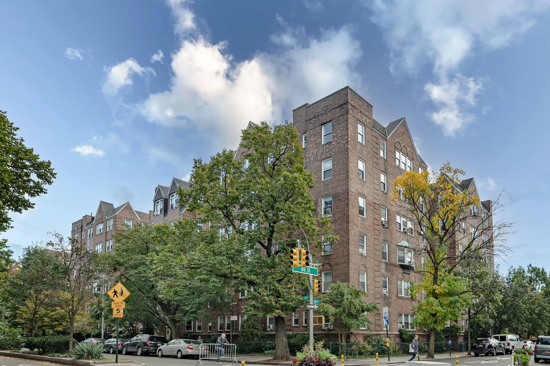 Saxony Towers in Jackson Heights, NY - Foto de edificio