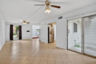 9204 Westwood Village Dr in Houston, TX - Building Photo - Building Photo