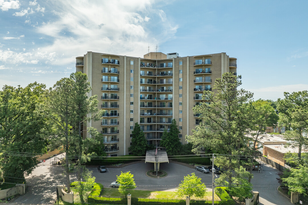 Fairway Towers in Memphis, TN - Building Photo