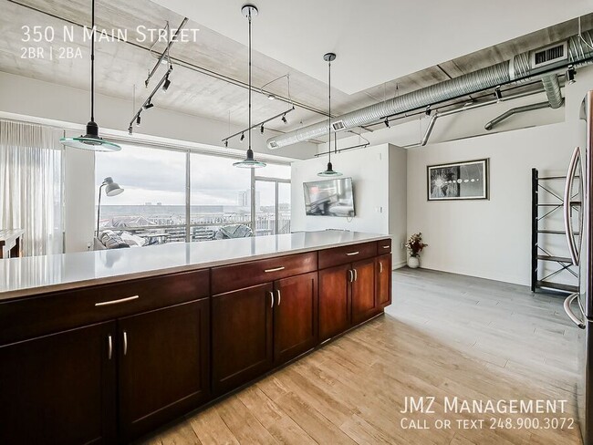 350 N Main St in Royal Oak, MI - Foto de edificio - Building Photo