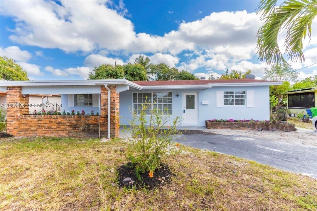 5820 NW 14th Ct in Lauderhill, FL - Building Photo