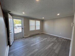 270 Sunderland Rd in Worcester, MA - Foto de edificio - Building Photo