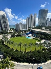 19370 Collins Ave in Sunny Isles Beach, FL - Foto de edificio - Building Photo