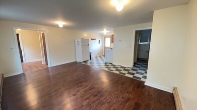 224 Rainbow St-Unit -4 in Royalton, VT - Foto de edificio - Building Photo