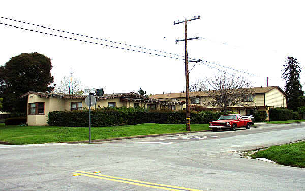 305 Grove Way in Hayward, CA - Building Photo - Building Photo