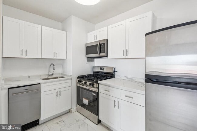 200 Locust St in Philadelphia, PA - Building Photo - Building Photo