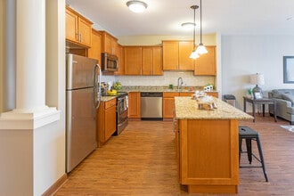 5 Central in Osseo, MN - Foto de edificio - Interior Photo
