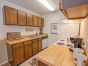 Fox Run Apartments in Wichita, KS - Foto de edificio - Building Photo
