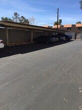5203 Caliente St, Unit 51 in Las Vegas, NV - Building Photo - Building Photo