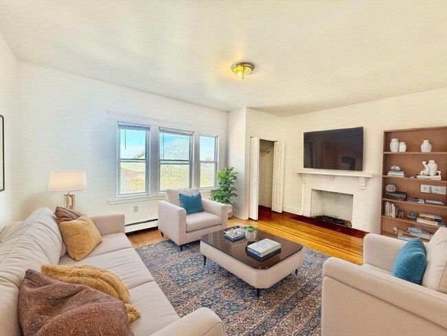 62 Algonquin Rd in Newton, MA - Foto de edificio - Building Photo