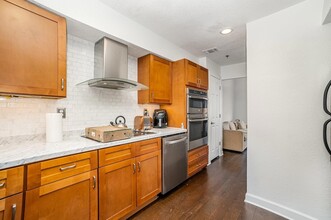 3901 Travis St, Unit 203 in Dallas, TX - Building Photo - Building Photo