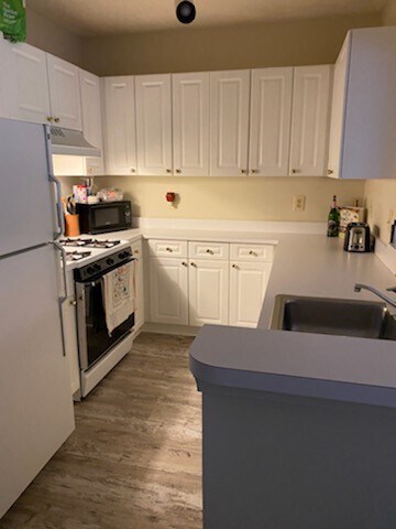 20283 Beechwood Ter, Unit 303 in Ashburn, VA - Building Photo